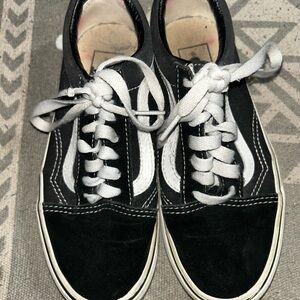 Women’s Vans Size 5, Men’s Size 3.5 Classic Black and White Low-Tops
